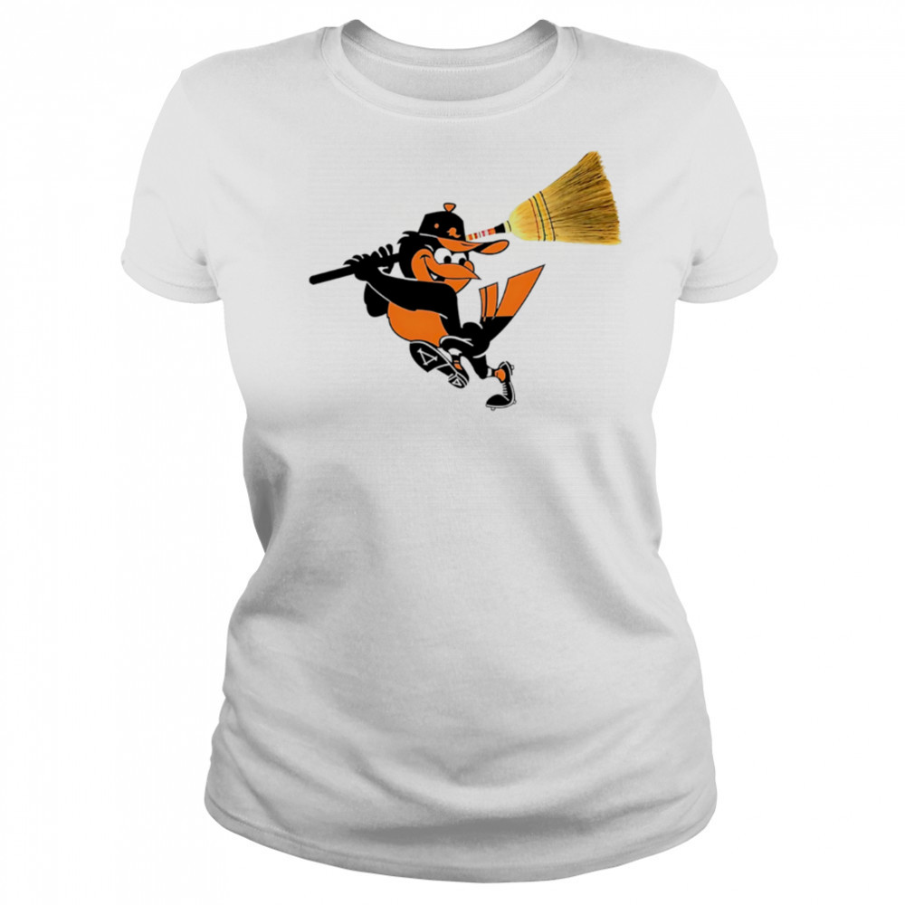 Baltimore Orioles mascot hold a broom shirt Women's T-shirt
