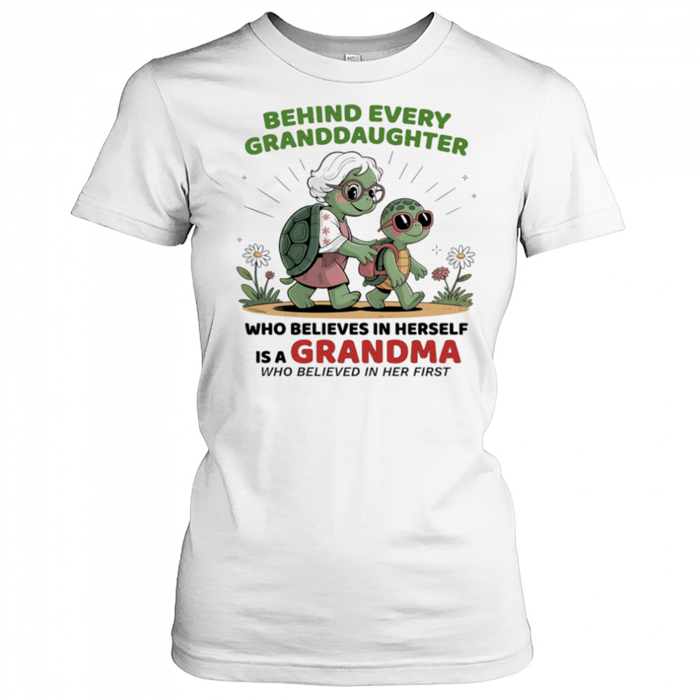Turtle behind every granddaughter who believes in herself is a grandma who believed in her first shirt Women's T-shirt