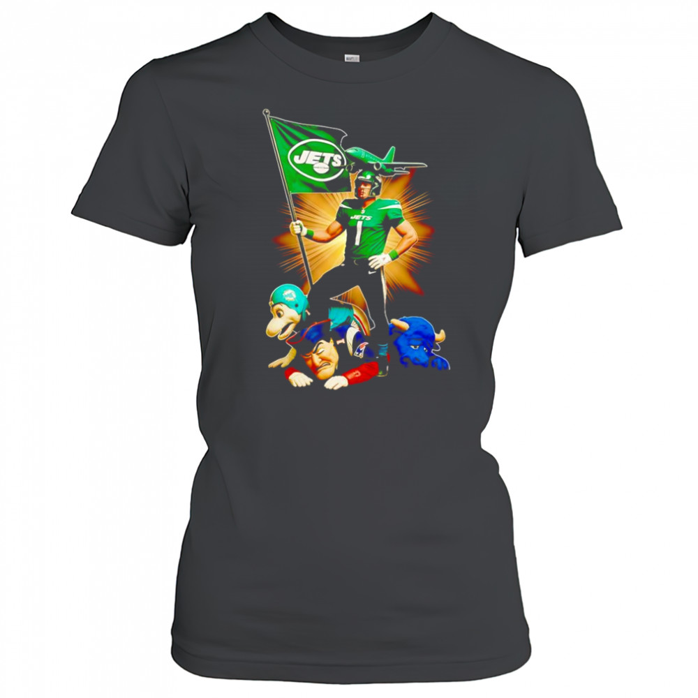 New York Jets mascot standing with flag shirt Women's T-shirt