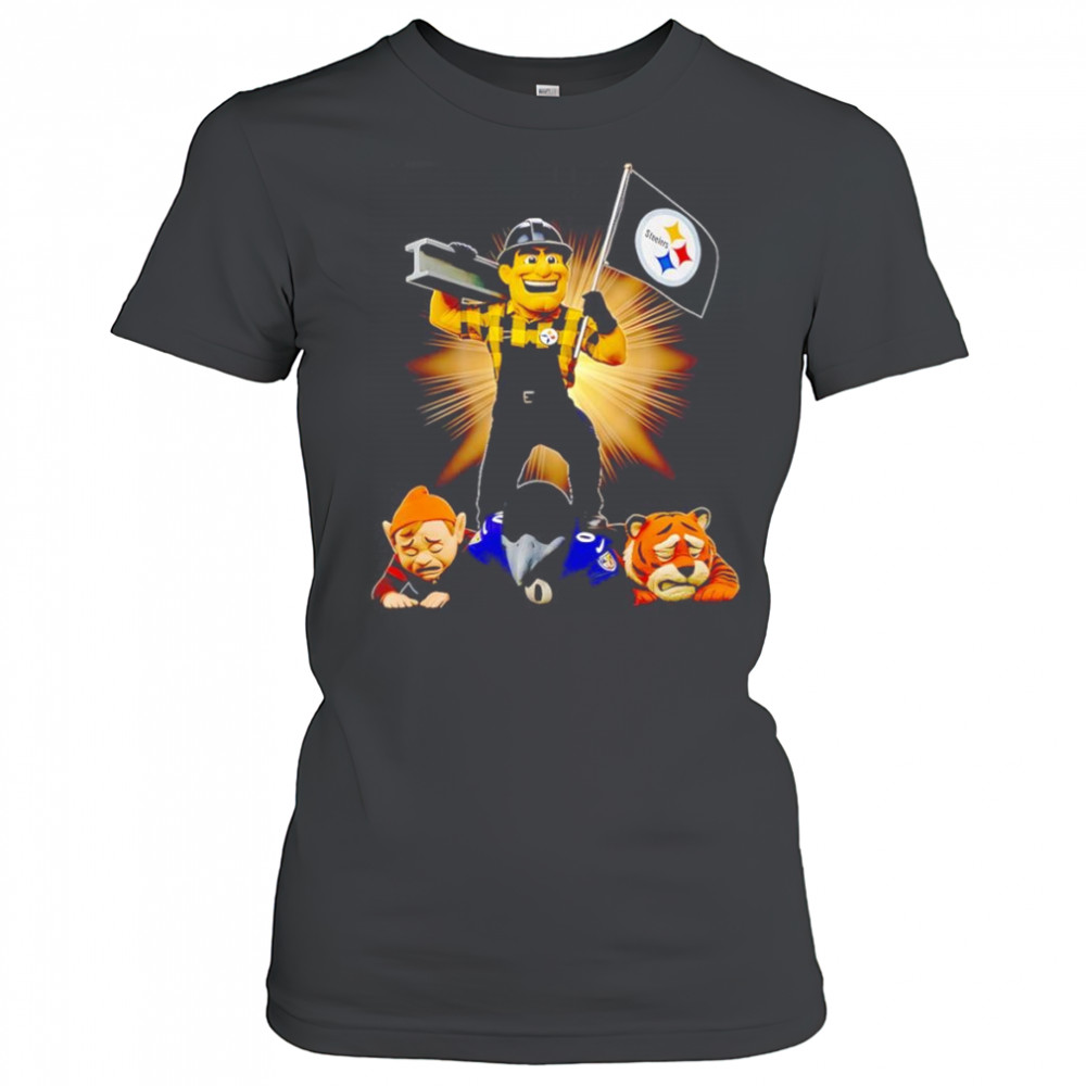 Pittsburgh Steelers mascot standing with flag shirt Women's T-shirt