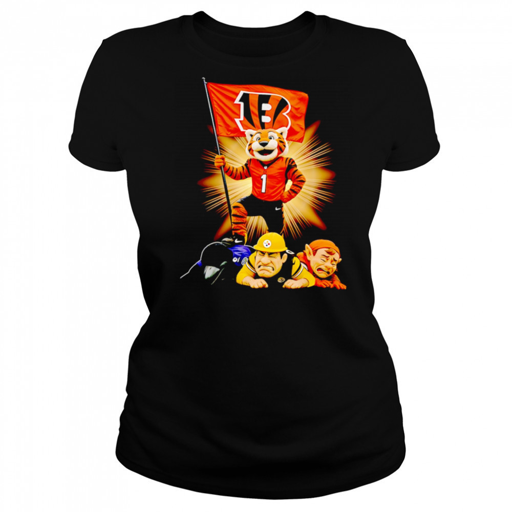 Cincinnati Bengals mascot standing with flag shirt Women's T-shirt