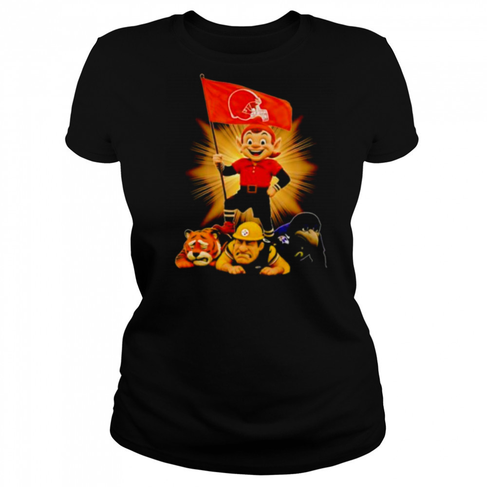 Cleveland Browns mascot standing with flag shirt Women's T-shirt