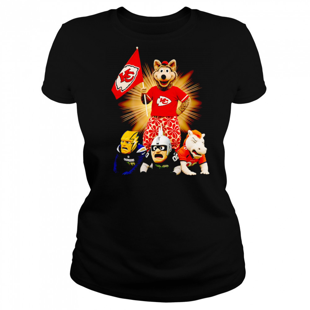 Kansas City Chiefs mascot standing with flag shirt Women's T-shirt