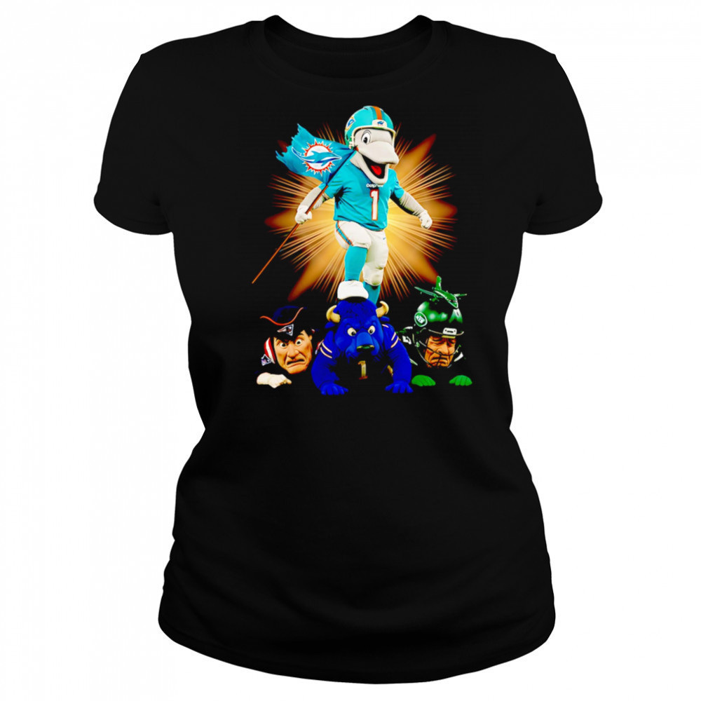 Miami Dolphins mascot standing with flag shirt Women's T-shirt
