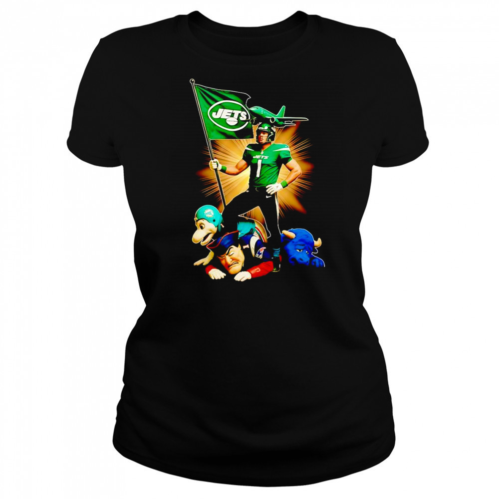 New York Jets mascot standing with flag shirt Women's T-shirt