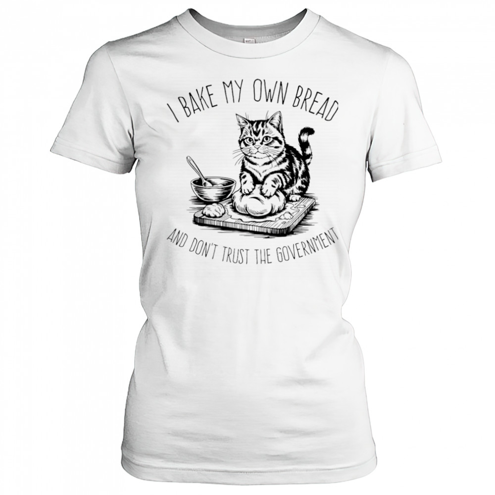 Cat I bake my own bread and don’t trust the government shirt Women's T-shirt
