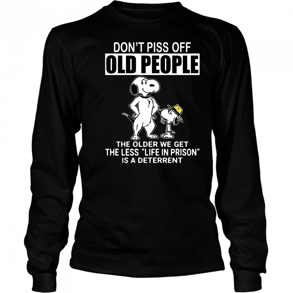 Snoopy don’t piss off old people the older we get the less life in prison t-shirt Long Sleeved