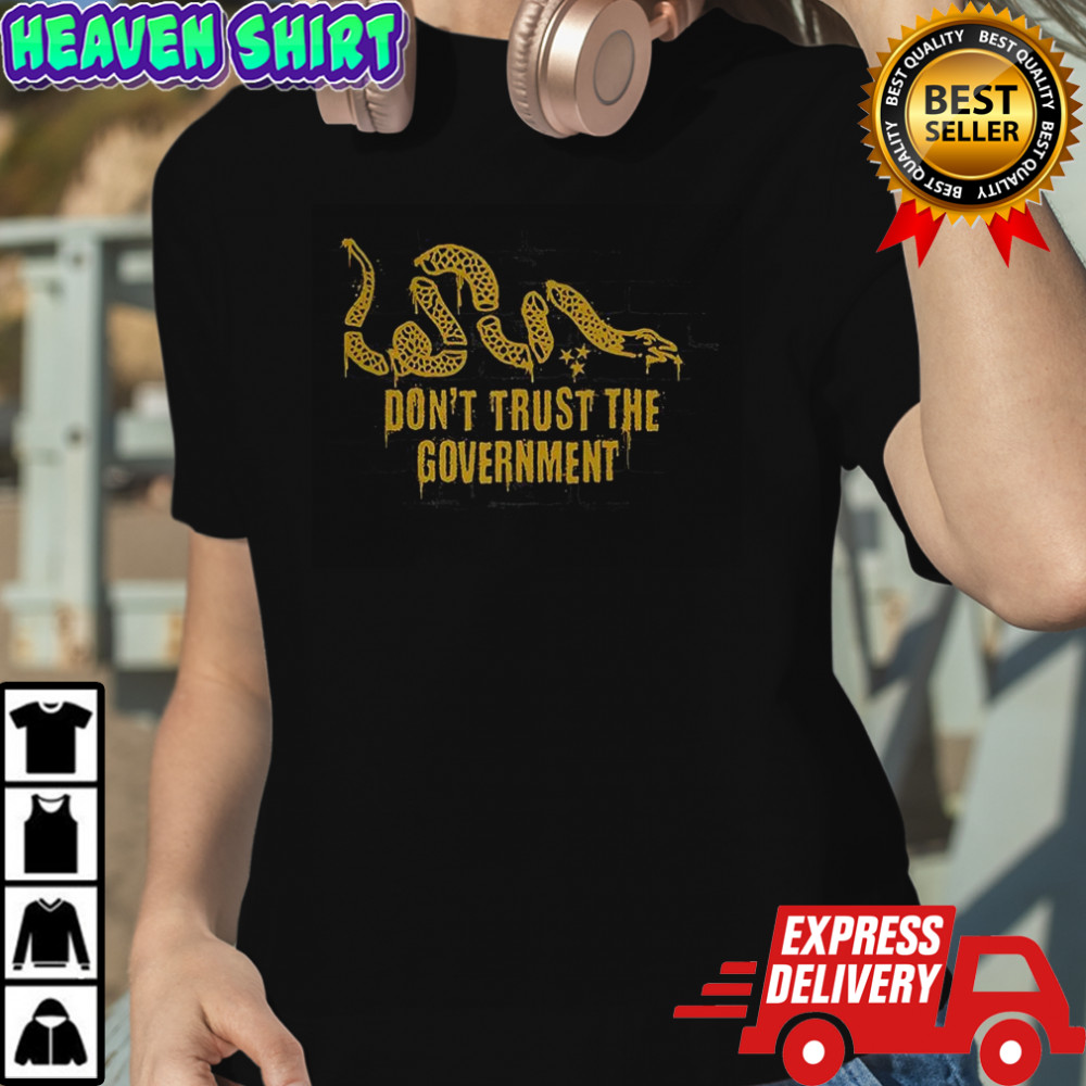 Don’t trust the government snake satirical graphic shirt Women's T-shirt